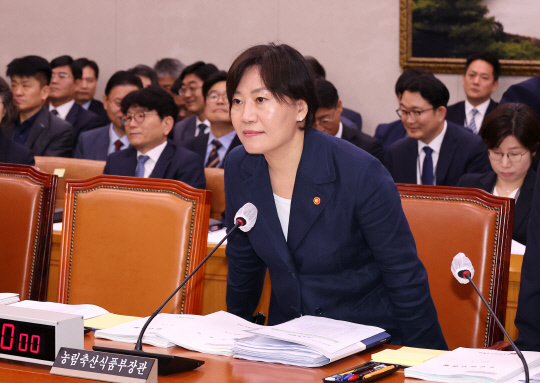 9일 오전 국회에서 열린 농림축산식품해양수산위원회 전체회의에 출석한 송미령 농림축산식품부 장관이 착석하고 있다. 연합뉴스